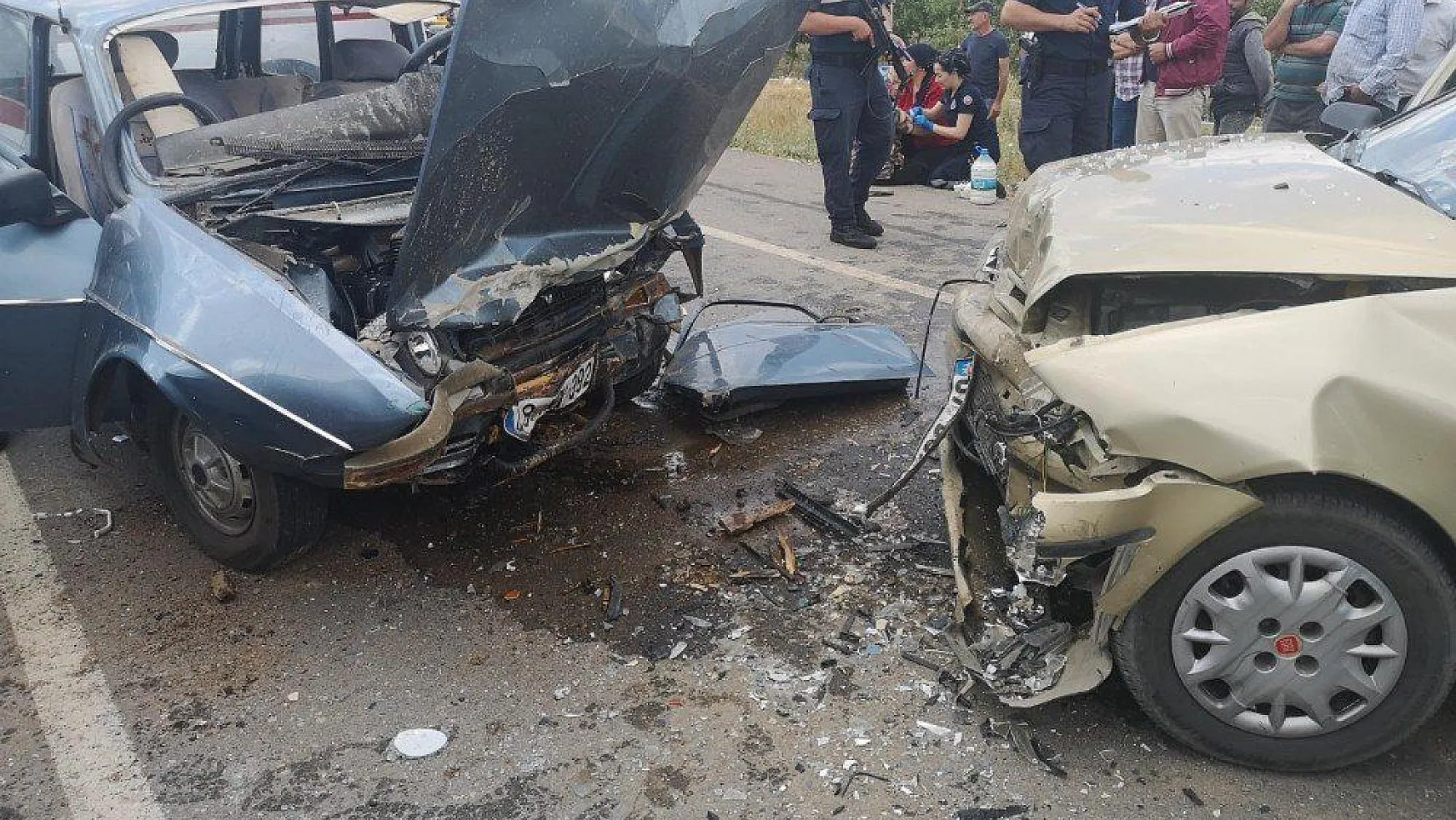 Seydikemer'de iki otomobil kafa kafaya çarpıştı: 6 yaralı