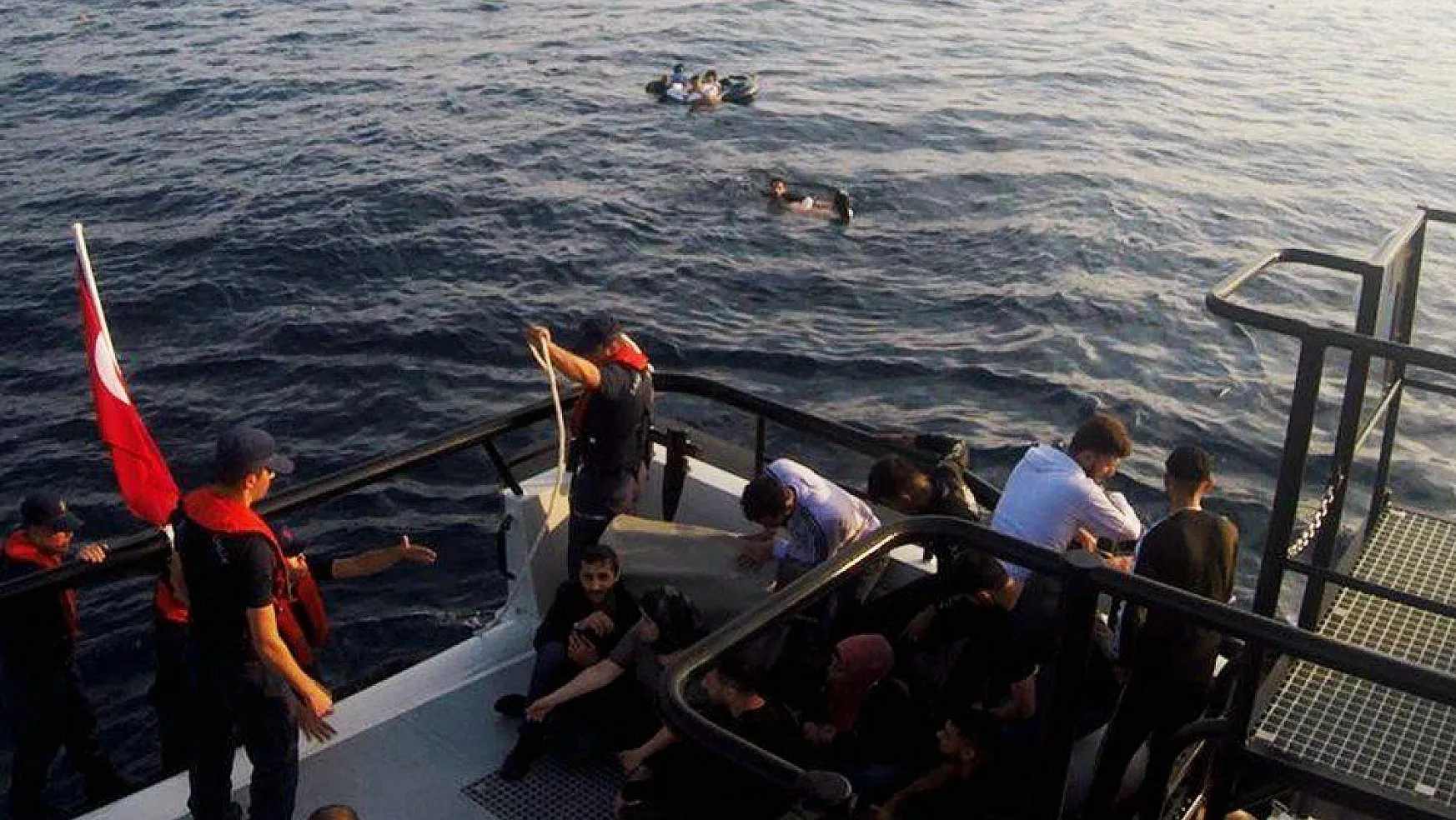 Göçmen teknesi battı, 31 kişi kurtarıldı