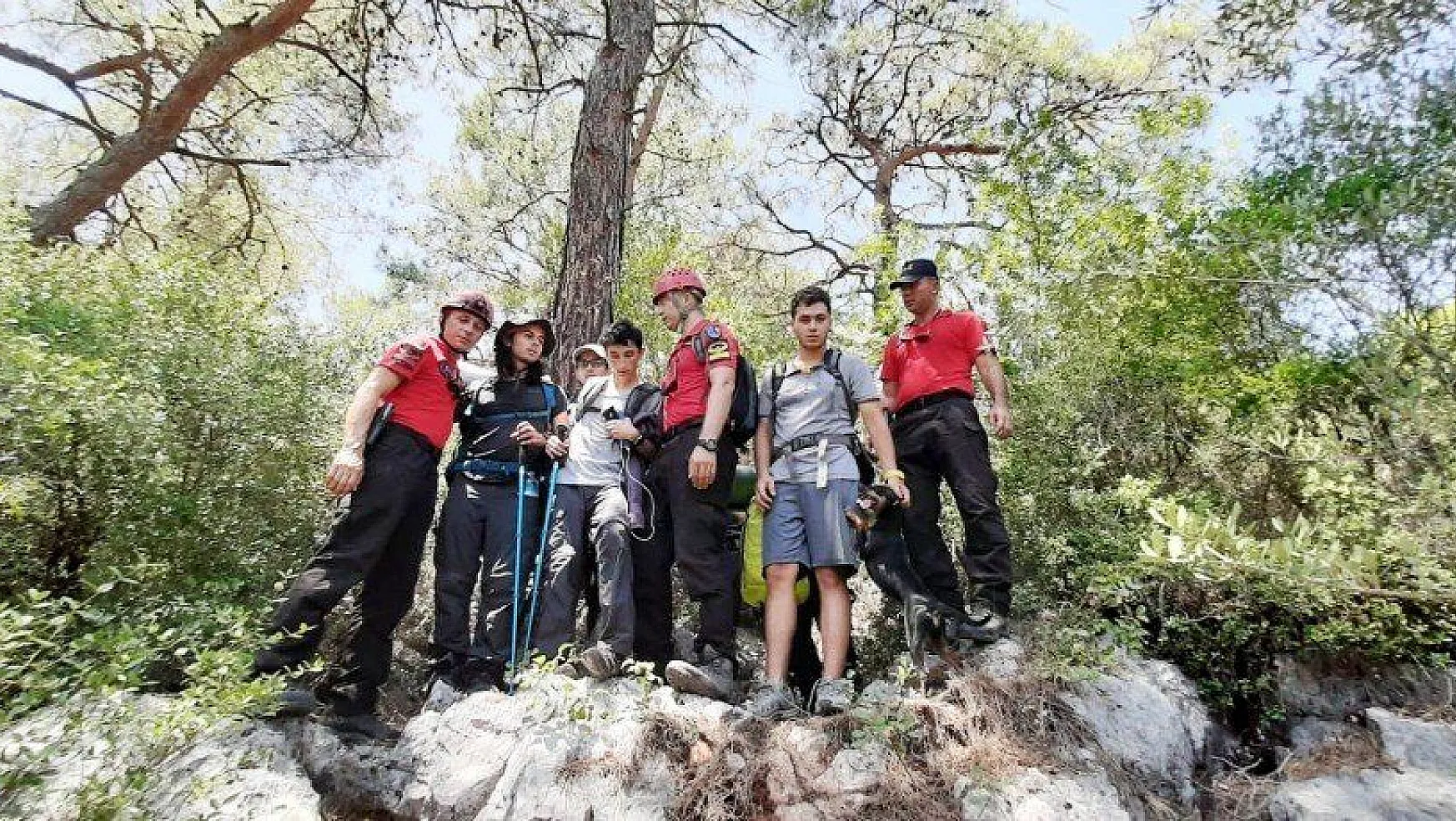 Ormanlık alanda kaybolan 4 tatilciyi JAK buldu