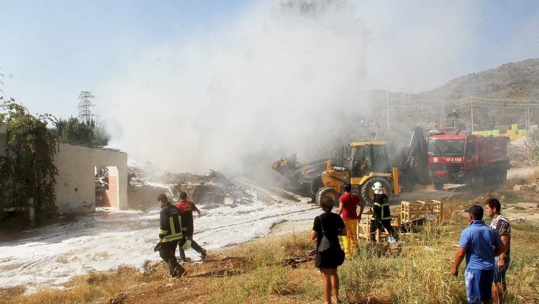 Fethiye'de yangın: zeytinlik ve kereste deposu kül oldu