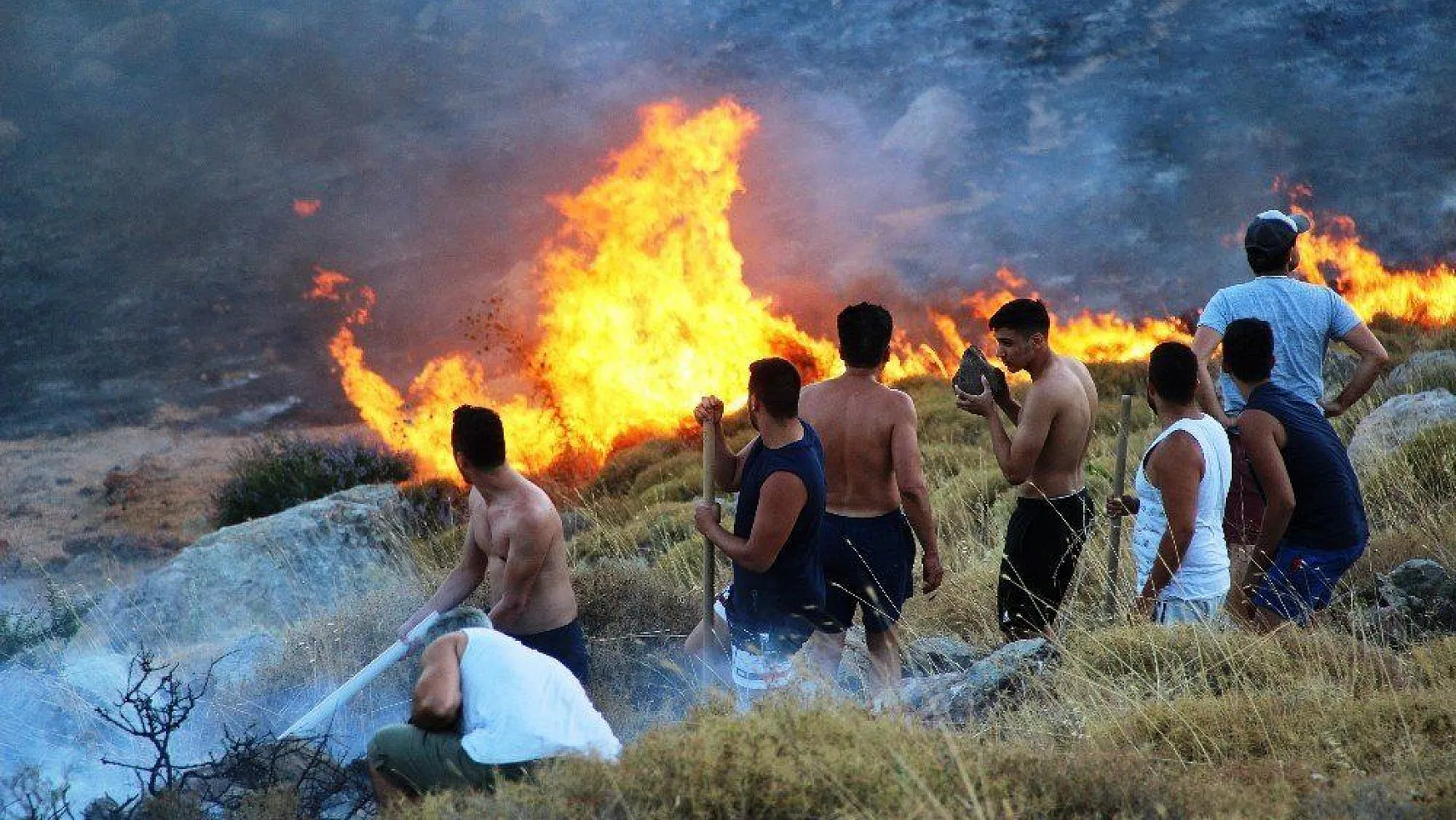 Alevler tatil sitelerine yaklaştı tatilciler taşlarla yangını söndürmeye çalıştı