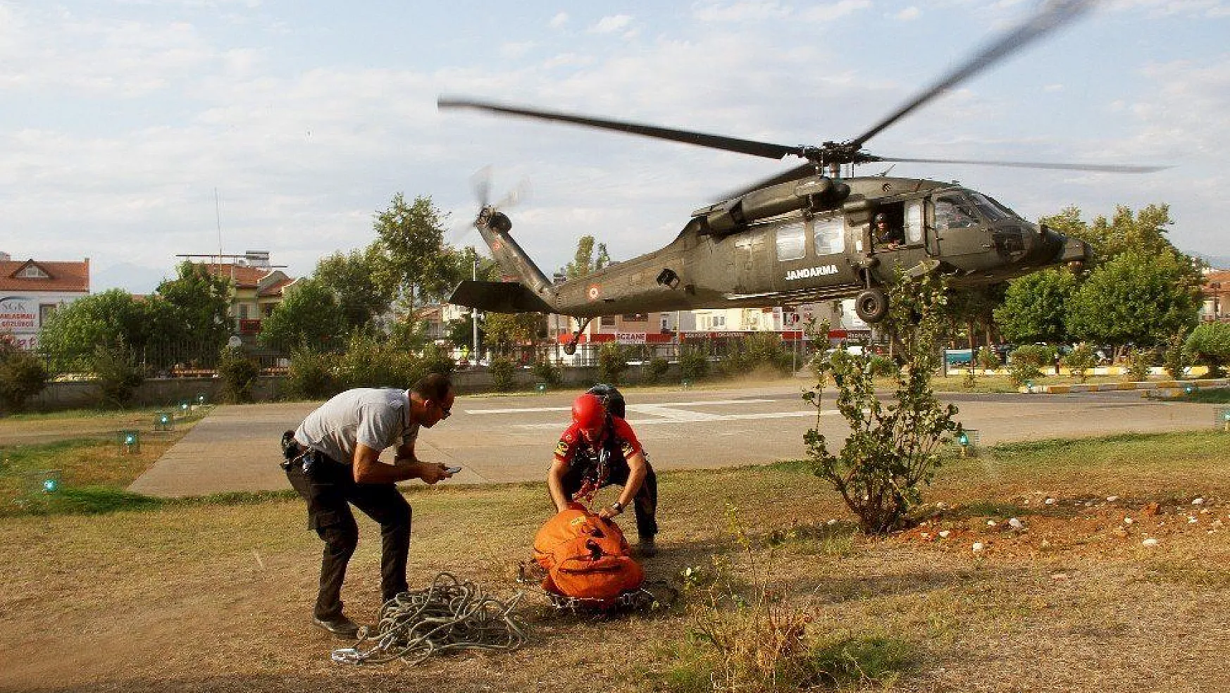 Fethiye'de kayalıklardan düşen turist helikopterle kurtarıldı