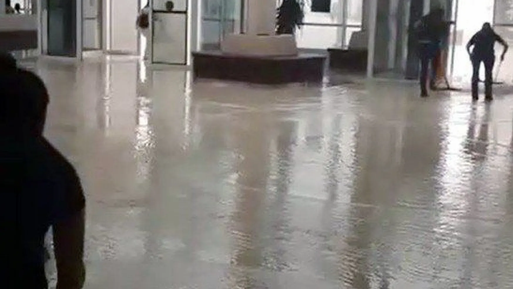 Muğla'da yağmur yağdı, hastane su altında kaldı
