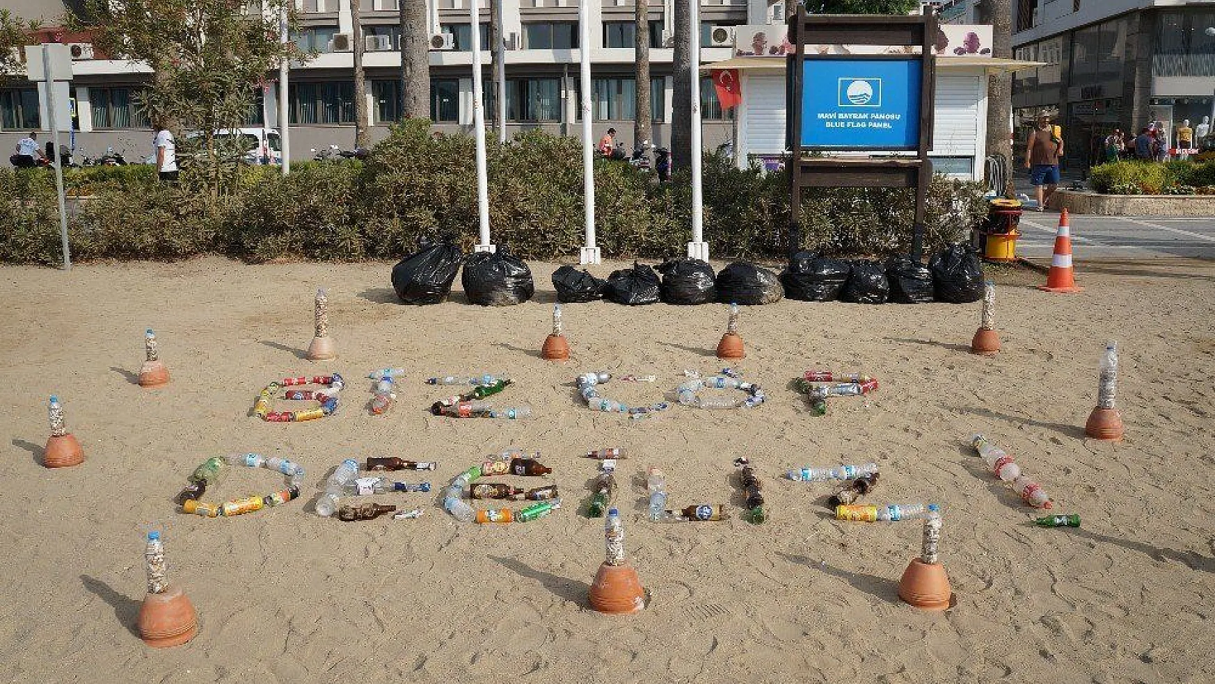 Topladıkları atıklardan 'Biz çöp değiliz' yazıp, plajda sergilediler