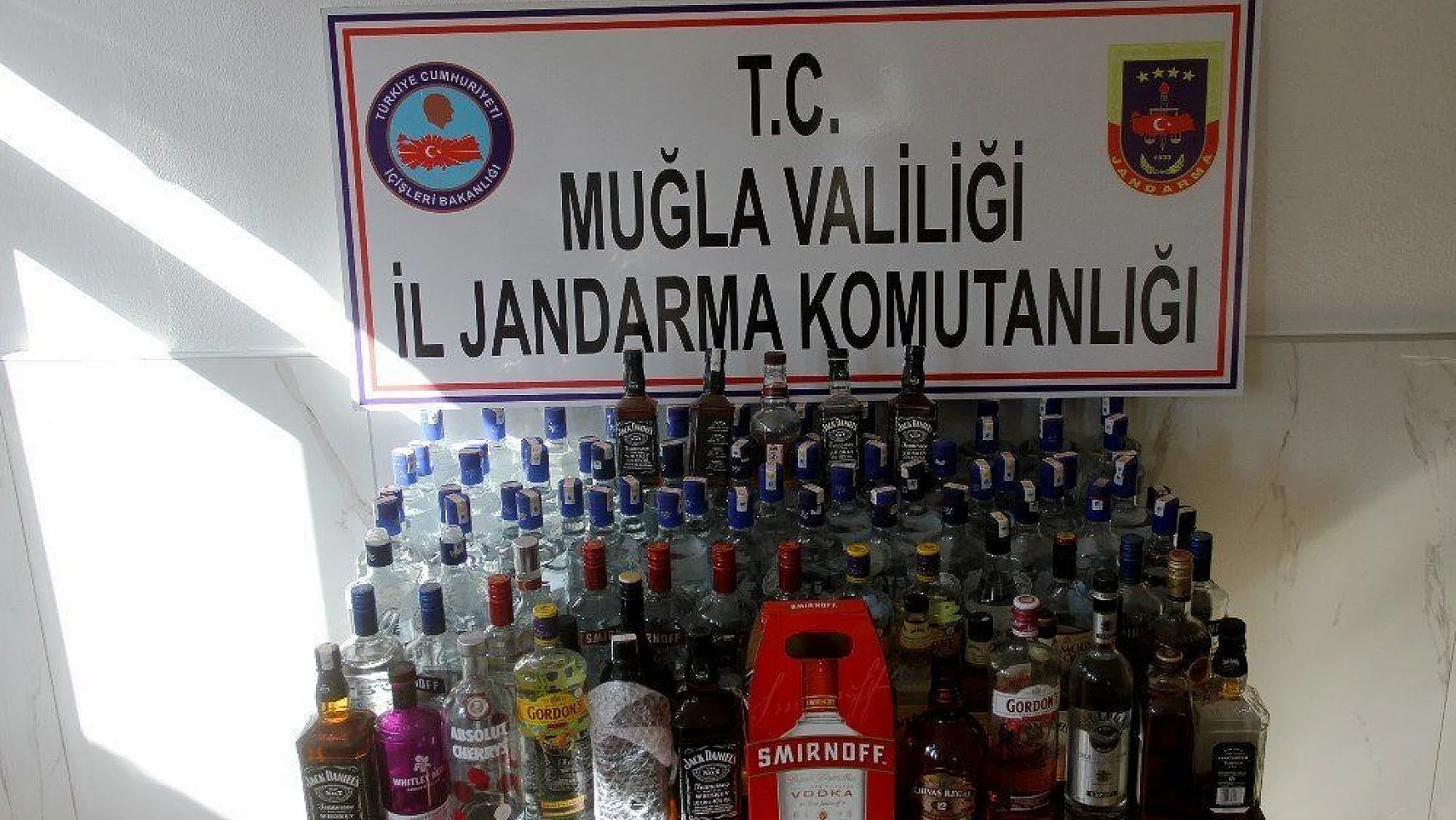 Fethiye'de kaçak tütün ve alkol operasyonu