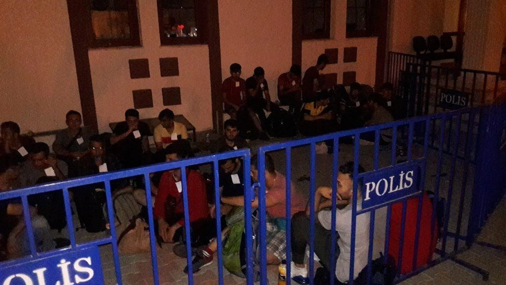 45 göçmeni İstanbul'dan kamyonet kasasında Fethiye'ye getiren 4 organizatör tutuklandı