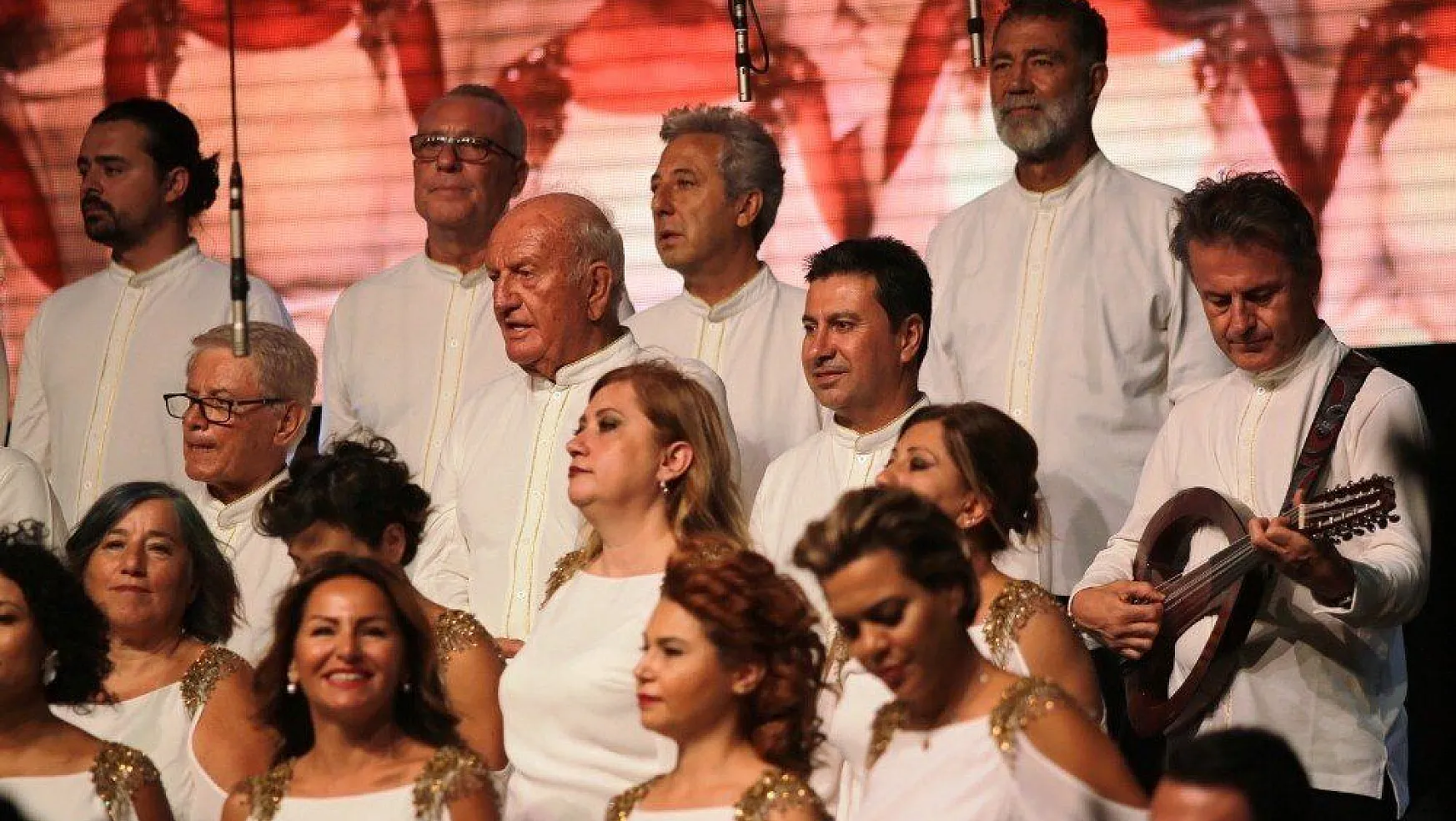 Eski Fenerbahçe Spor Kulübü Başkanı Ali Şen koroda şarkı söyledi