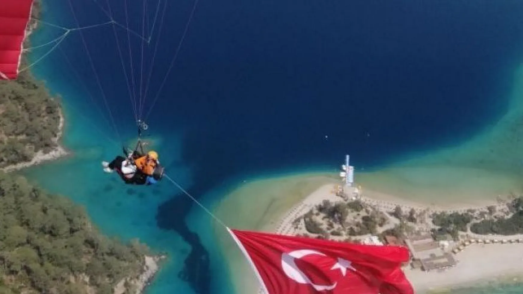 23 Nisan'da 1200 metre yükseklikte Türk bayrağı açtılar