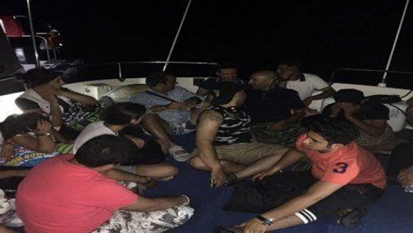 Bodrum ilçesinde Yunanistan'ın Kos Adasına geçmek isteyen 16 kaçak, 6 kişilik teknede ele geçirildi.