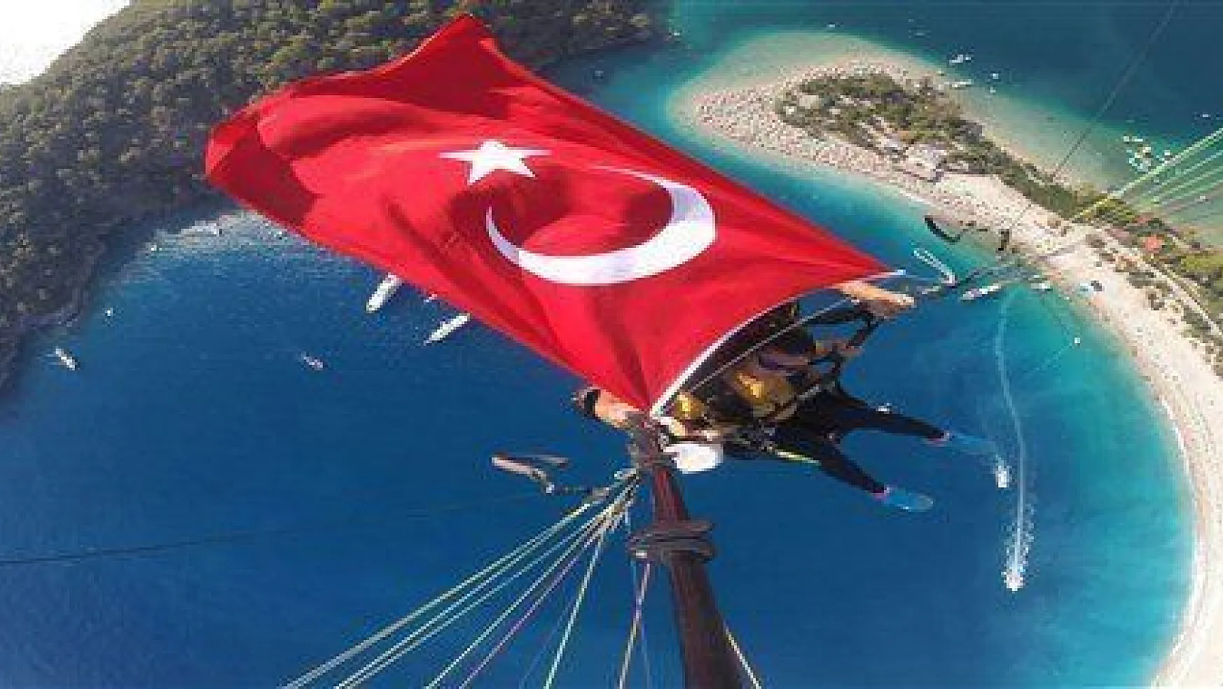 Gökyüzünde Türk bayrakları açıldı