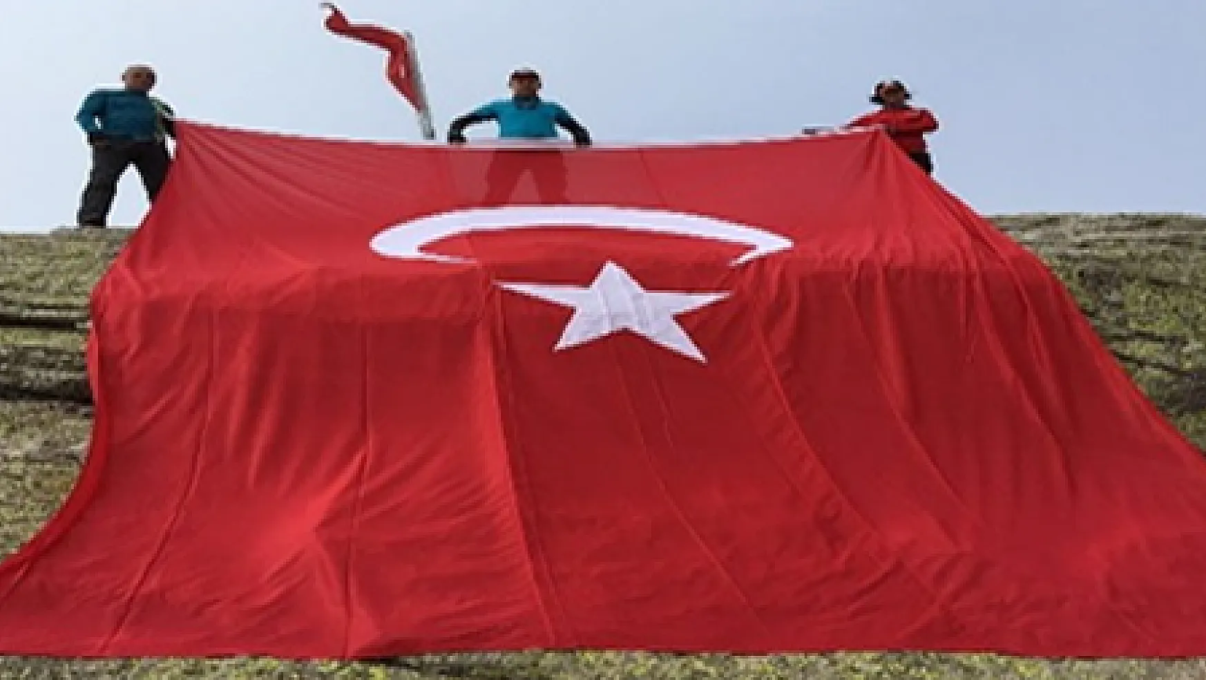 Zirvede Türk bayrağını dalgalandırdılar