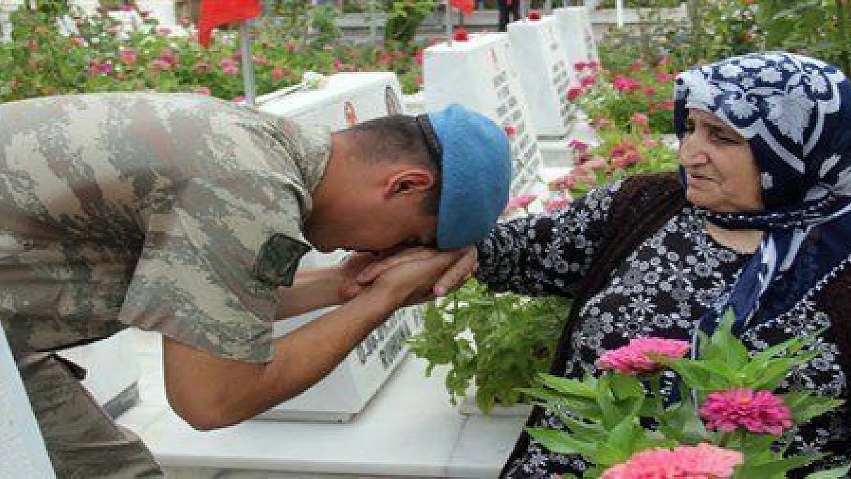 Askerler dua edip şehit annelerinin elini öptü
