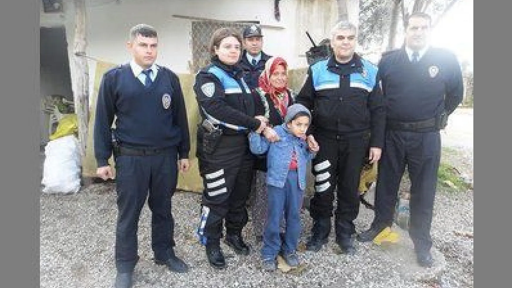 FETHİYE'DE TOPLUM DESTEKLİ POLİSLER, KÖMÜR VE ODUN DAĞITTI