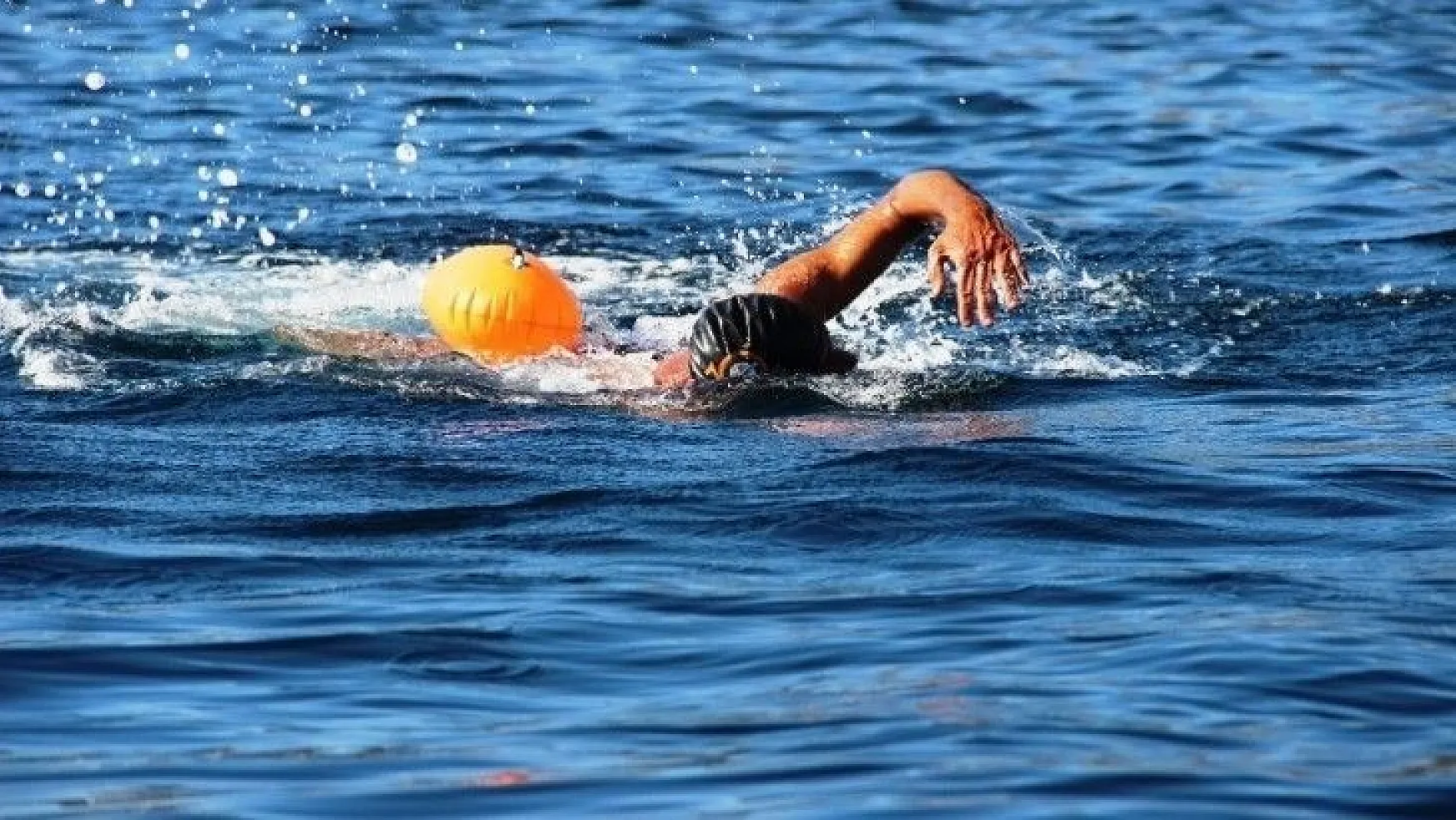 64 yaşındaki yüzücü 11 ayda 1 milyon metre kulaç attı