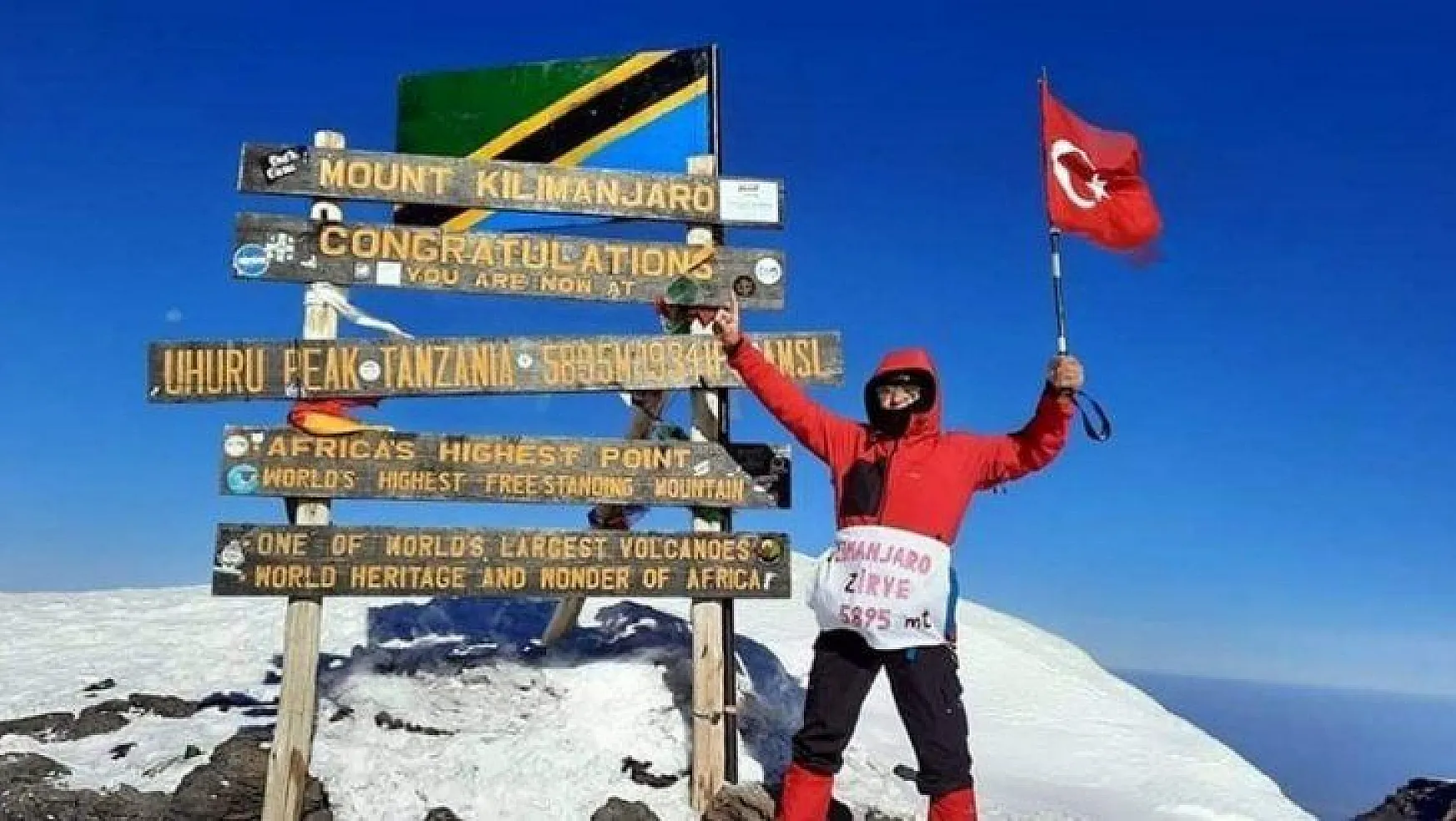 71 yaşındaki delikanlı Türk bayrağını Afrika'nın en yüksek dağına dikti