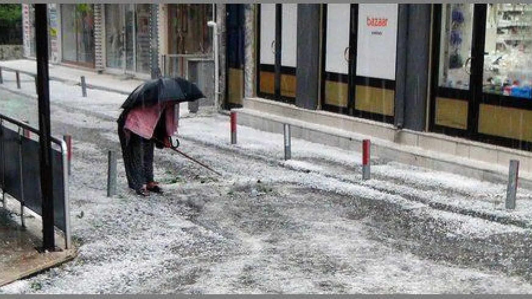 Muğla'da dolu yağışı nedeniyle sokaklar beyaza büründü