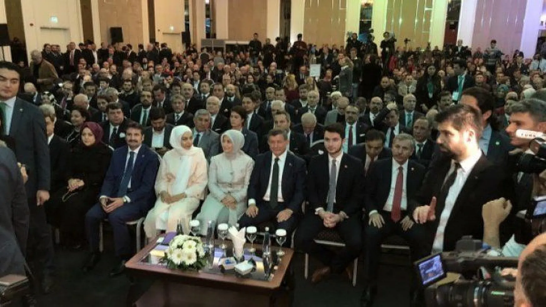 Ahmet Davutoğlu yeni kurulan partiyi tanıttı