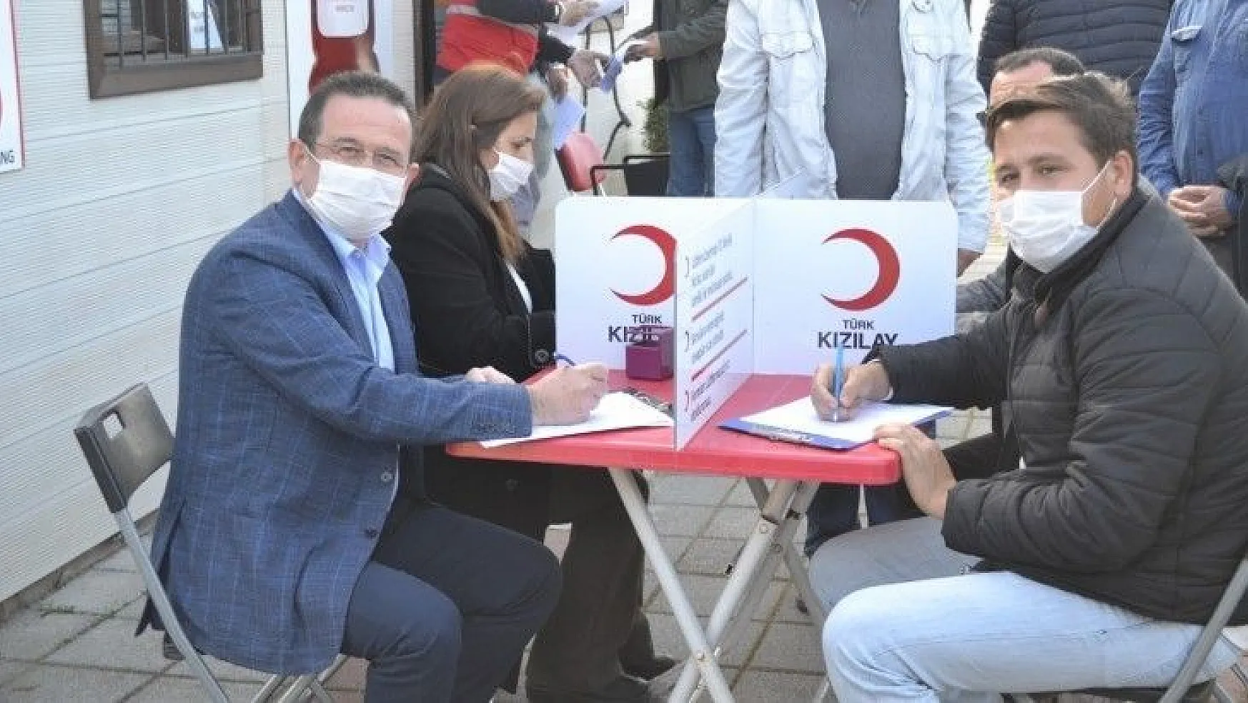 AK Parti'den Kızılay'a kan bağışı