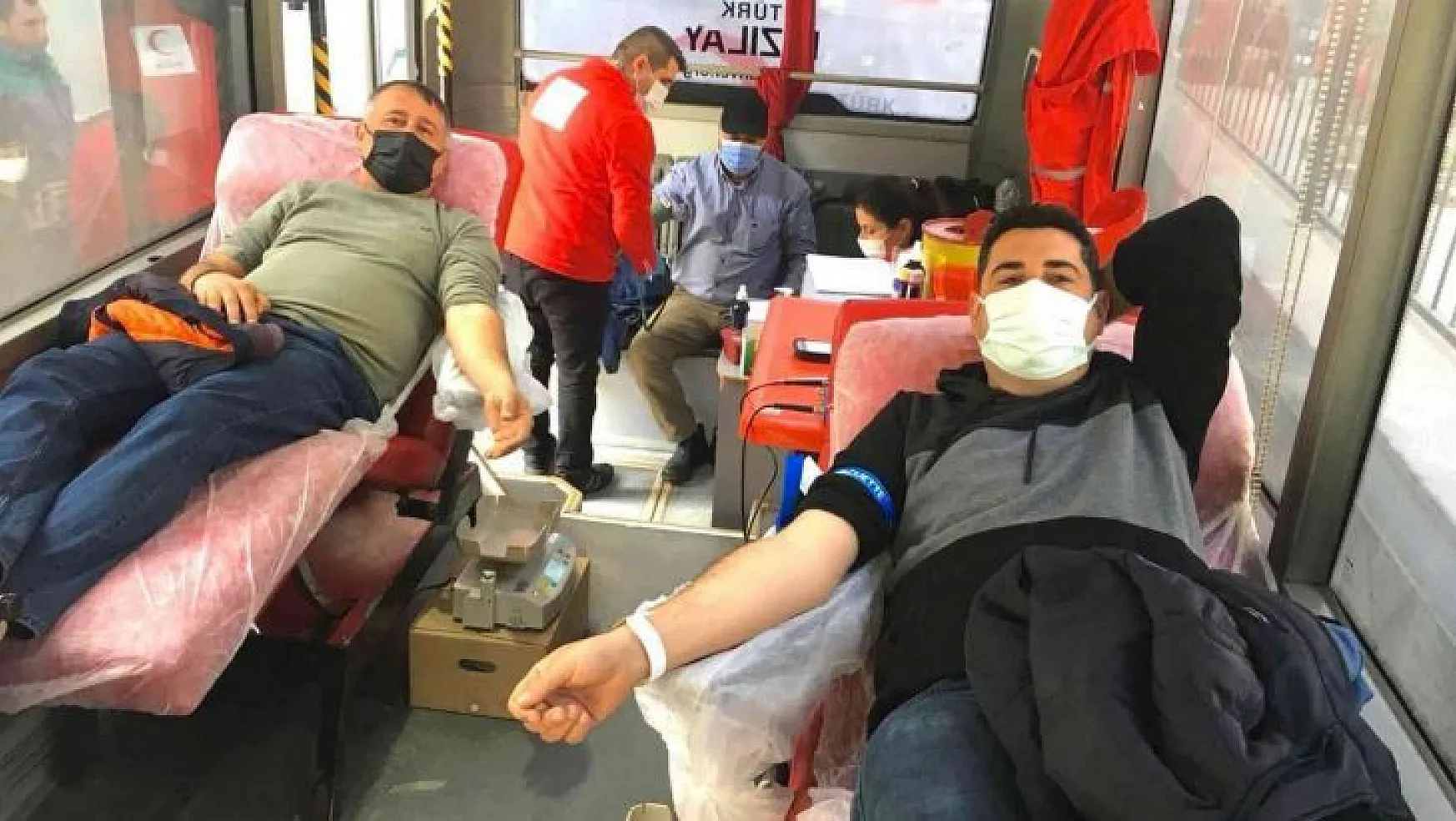 Alev savaşçıları kan bağışladı