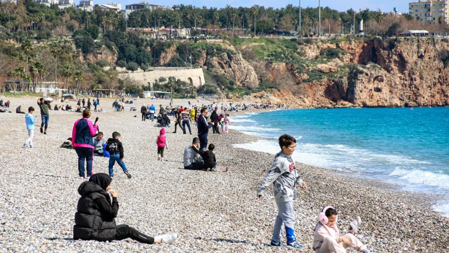 Antalya'da bahar havası, sıcaklığı hisseden denize koştu