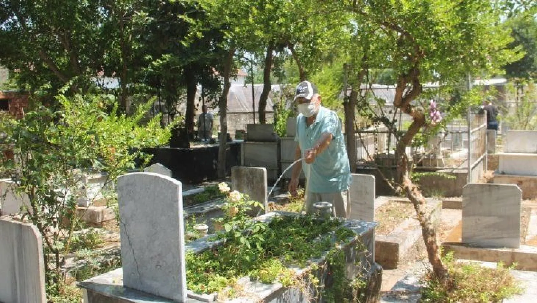Arife günü mezarlıklar ziyaret edildi