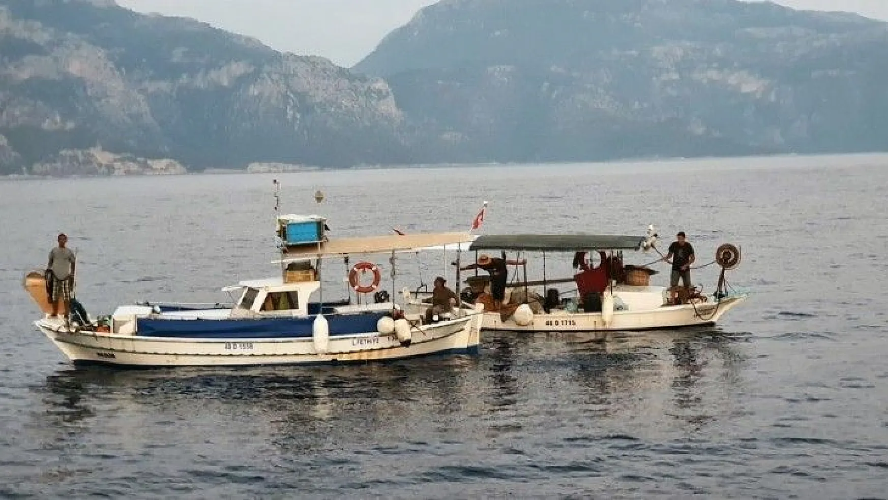 Arızalanan balıkçı teknesini KIYEM-5 botu kurtardı