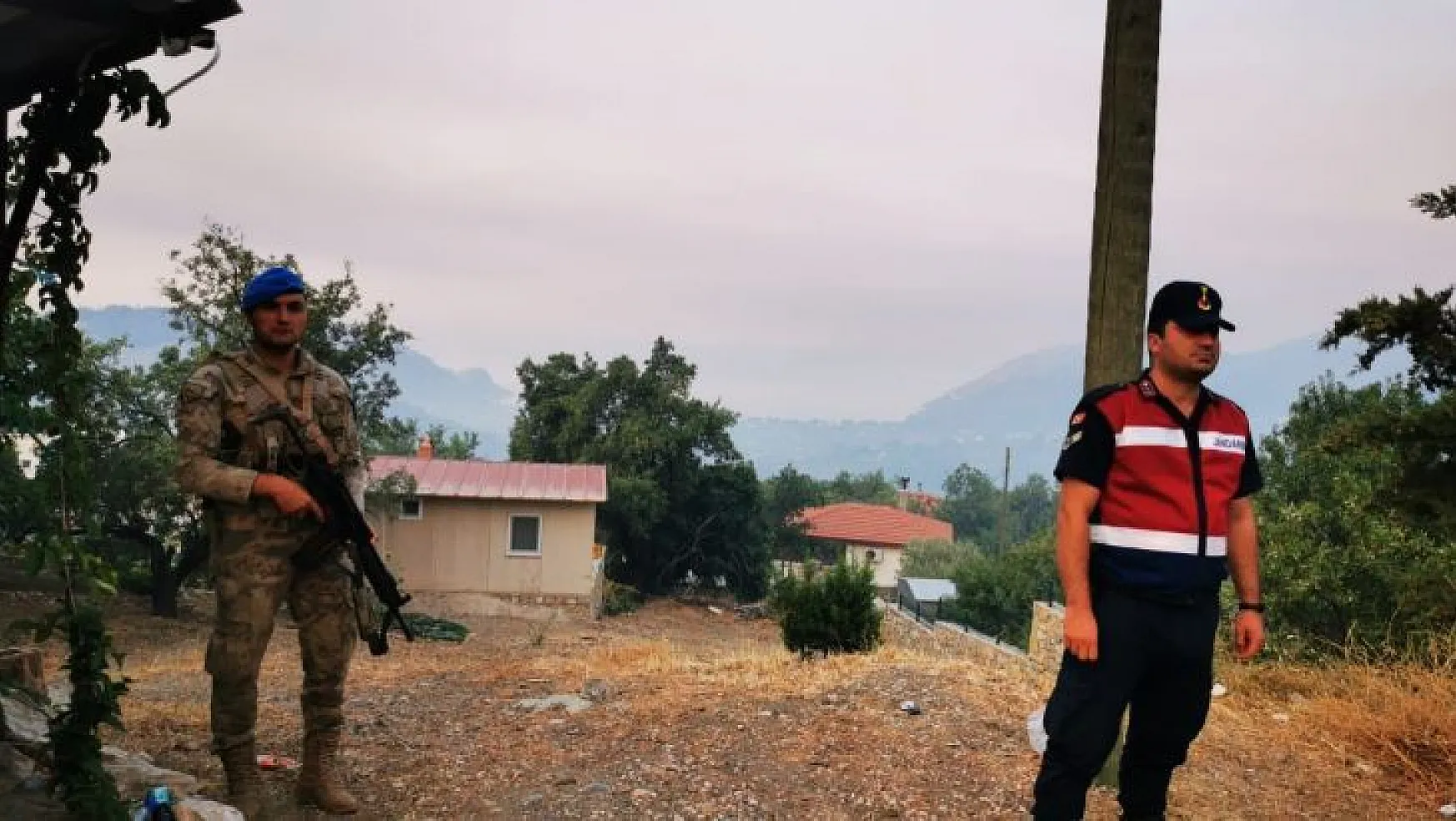 Askerler tahliye edilen evlerin önünde tedbir amaçlı nöbet tutuyor