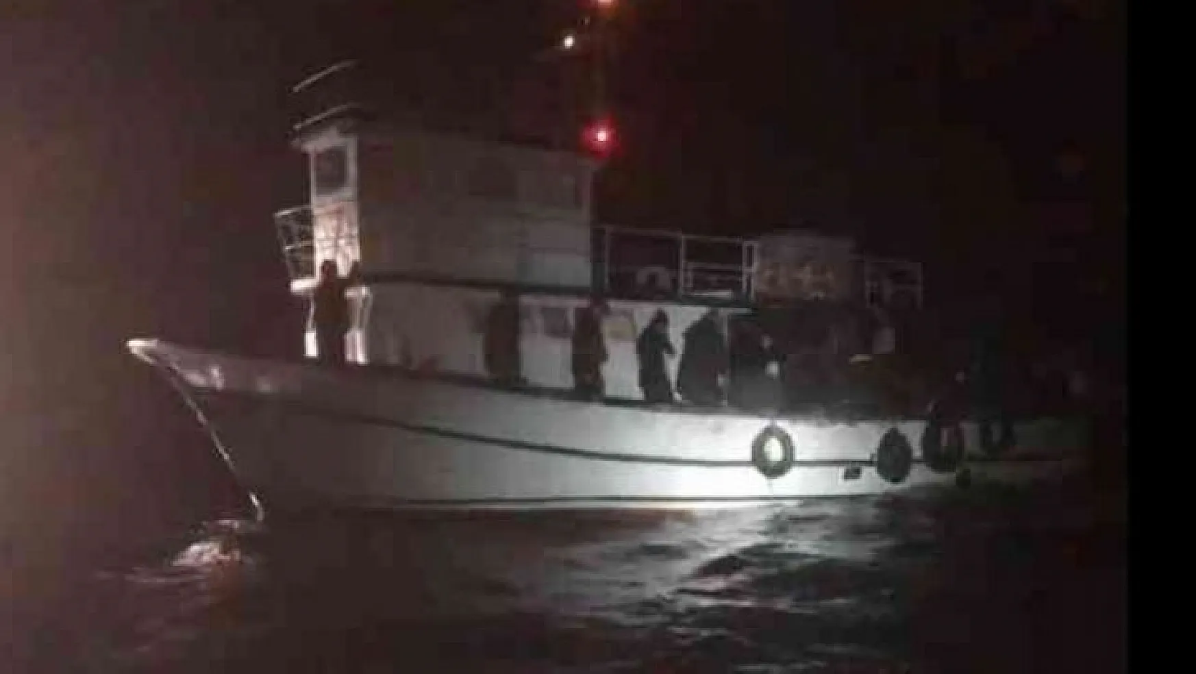 Balıkçı teknesinde 100 göçmen yakalandı