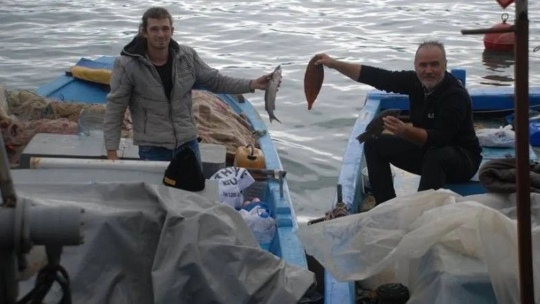Balıkçılar kayıklarında bekledi