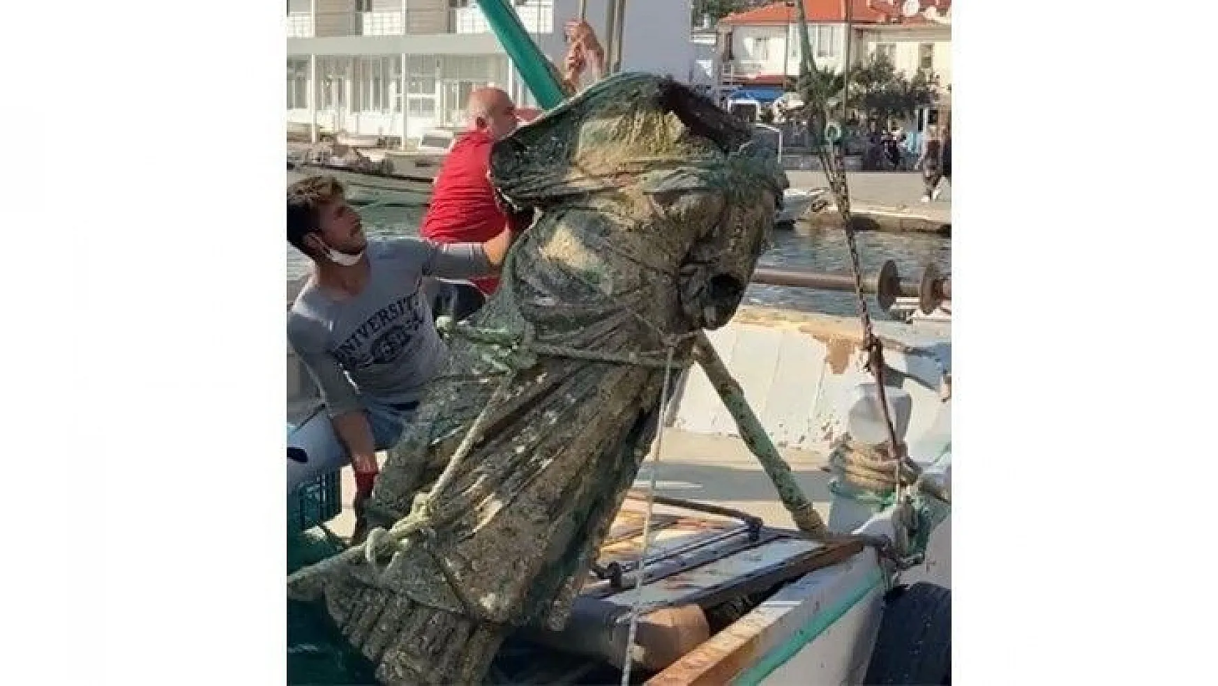 Balıkçıların ağına bu kez heykel takıldı