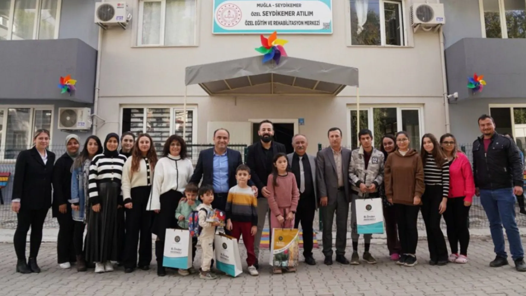 Başkan Akdenizli, Engelli Bireyleri Okullarında Ziyaret Etti