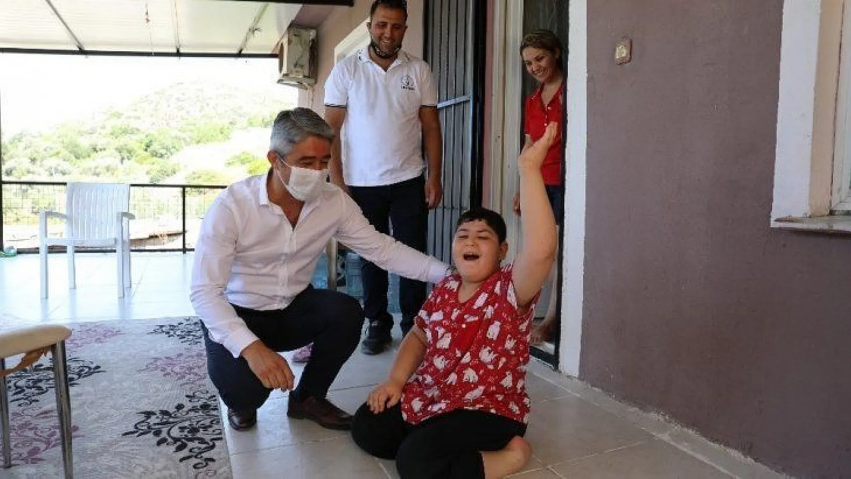 Başkan Oktay, 11 yaşındaki engelli Berat'ı evinde ziyaret etti