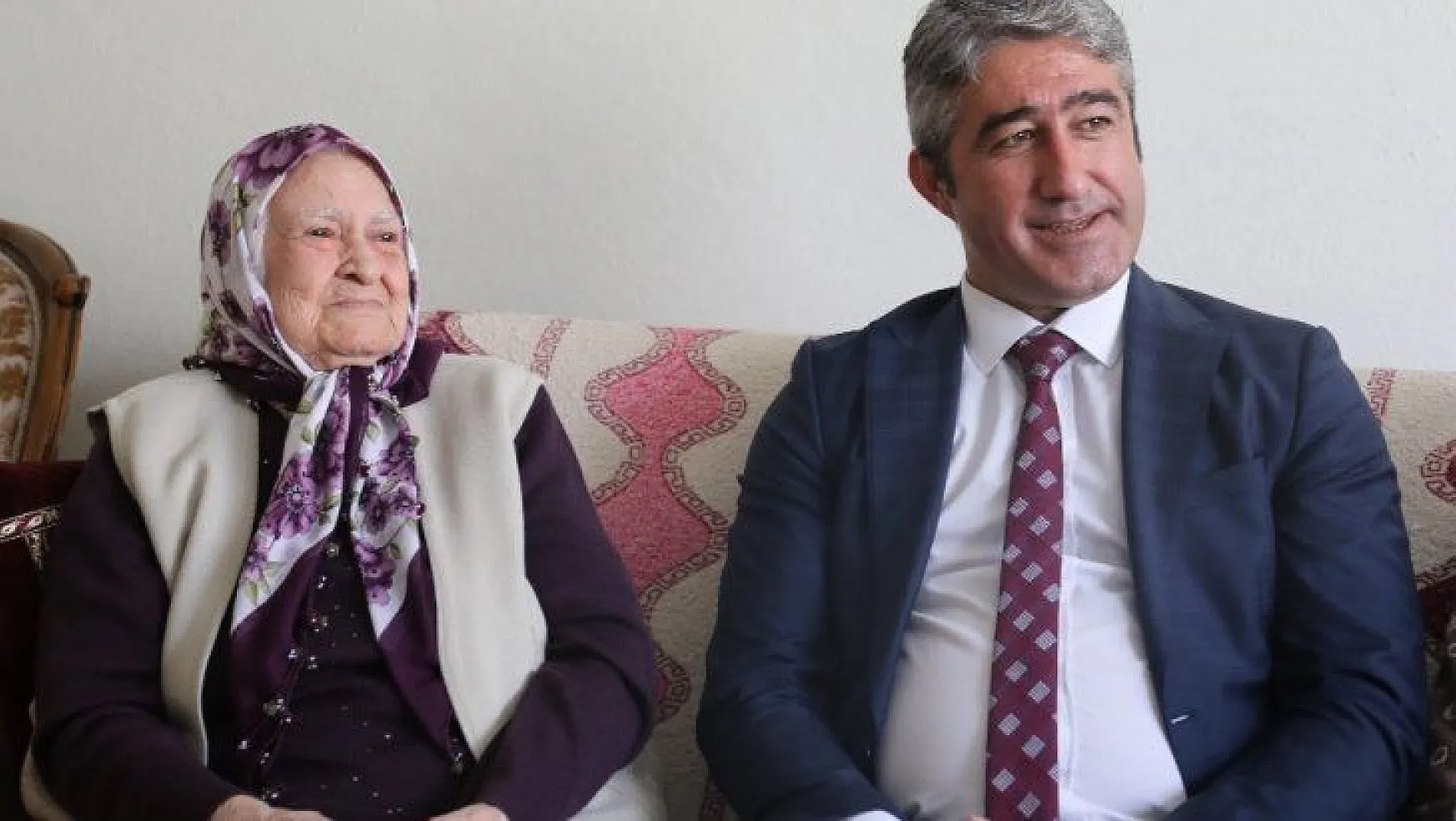 Başkan Oktay'dan 83'lük Mürşide Teyze'ye komşu ziyareti