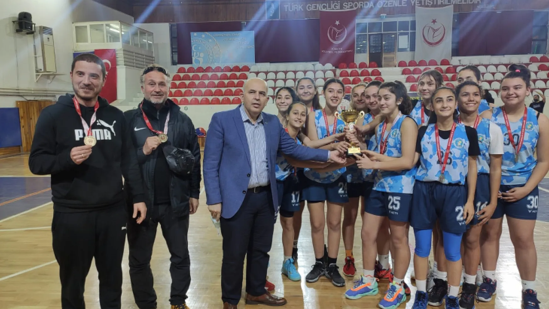 Basketbol U16 Kızlar ve Voleybol Genç Kızlarda şampiyon belli oldu