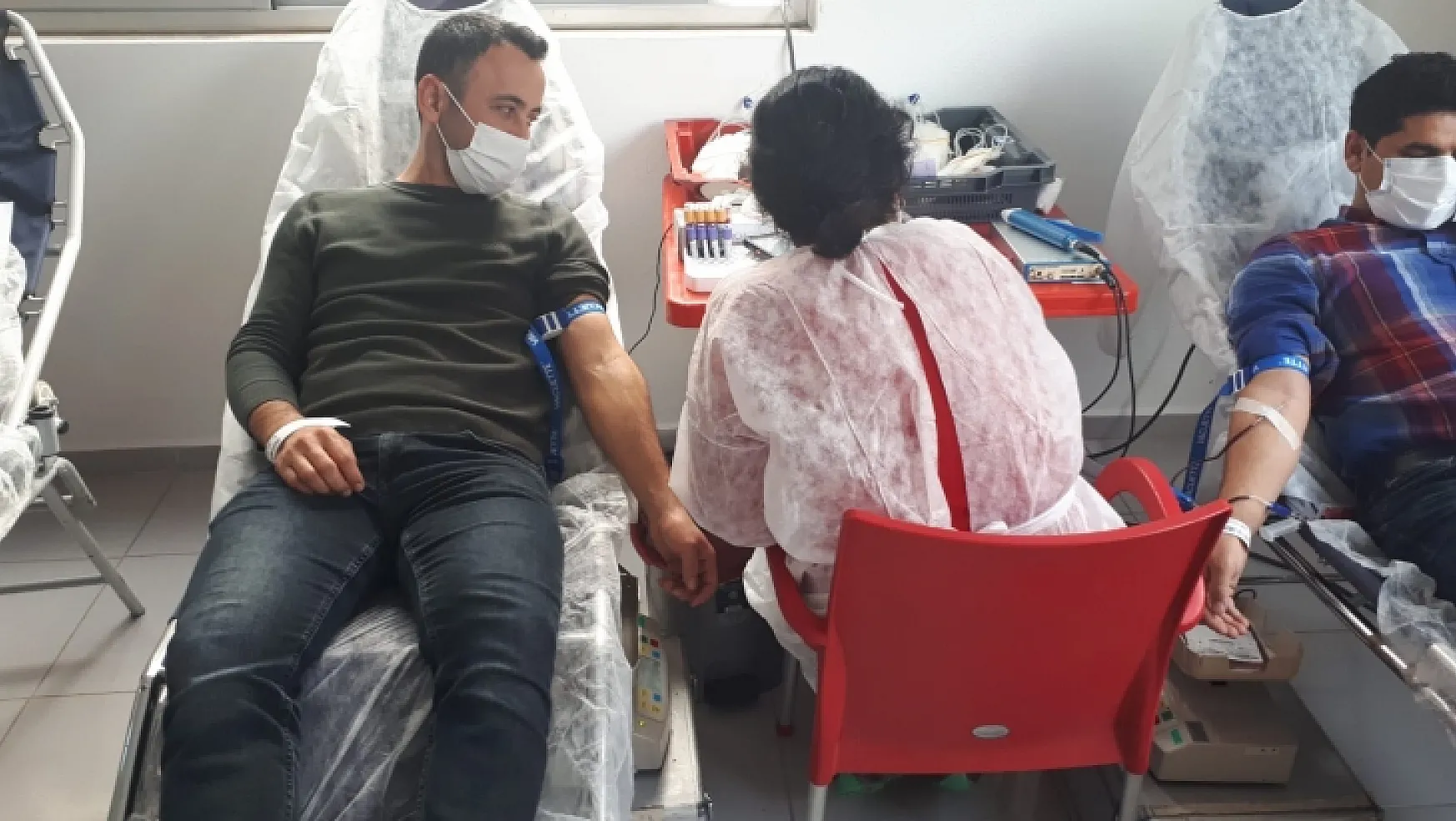 Belediye personeli Kızılay'a kan verdi
