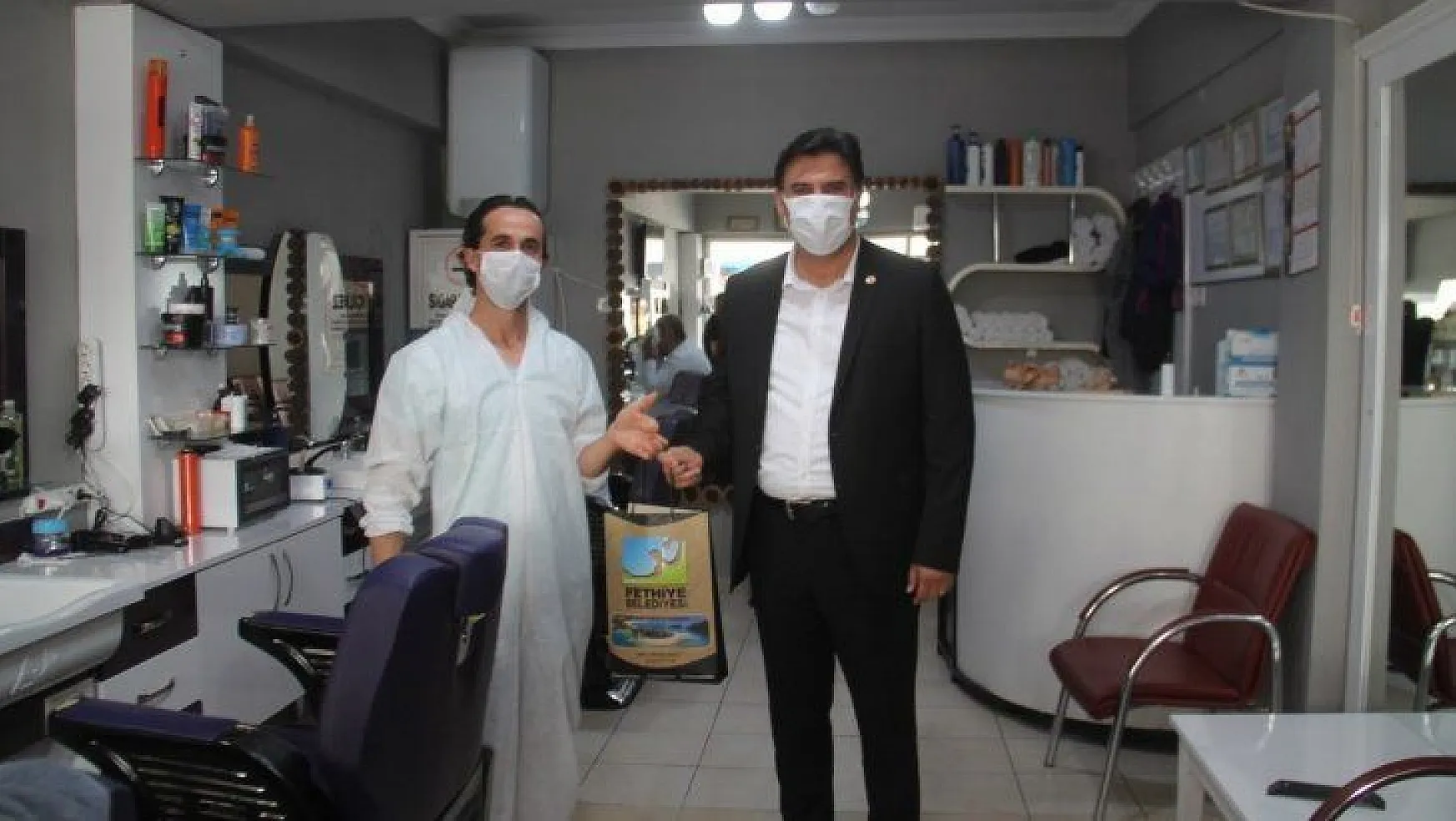 Berber ve Kuaförlere Ücretsiz Dezenfektan, Eldiven ve Maske Dağıtımı Yapıldı