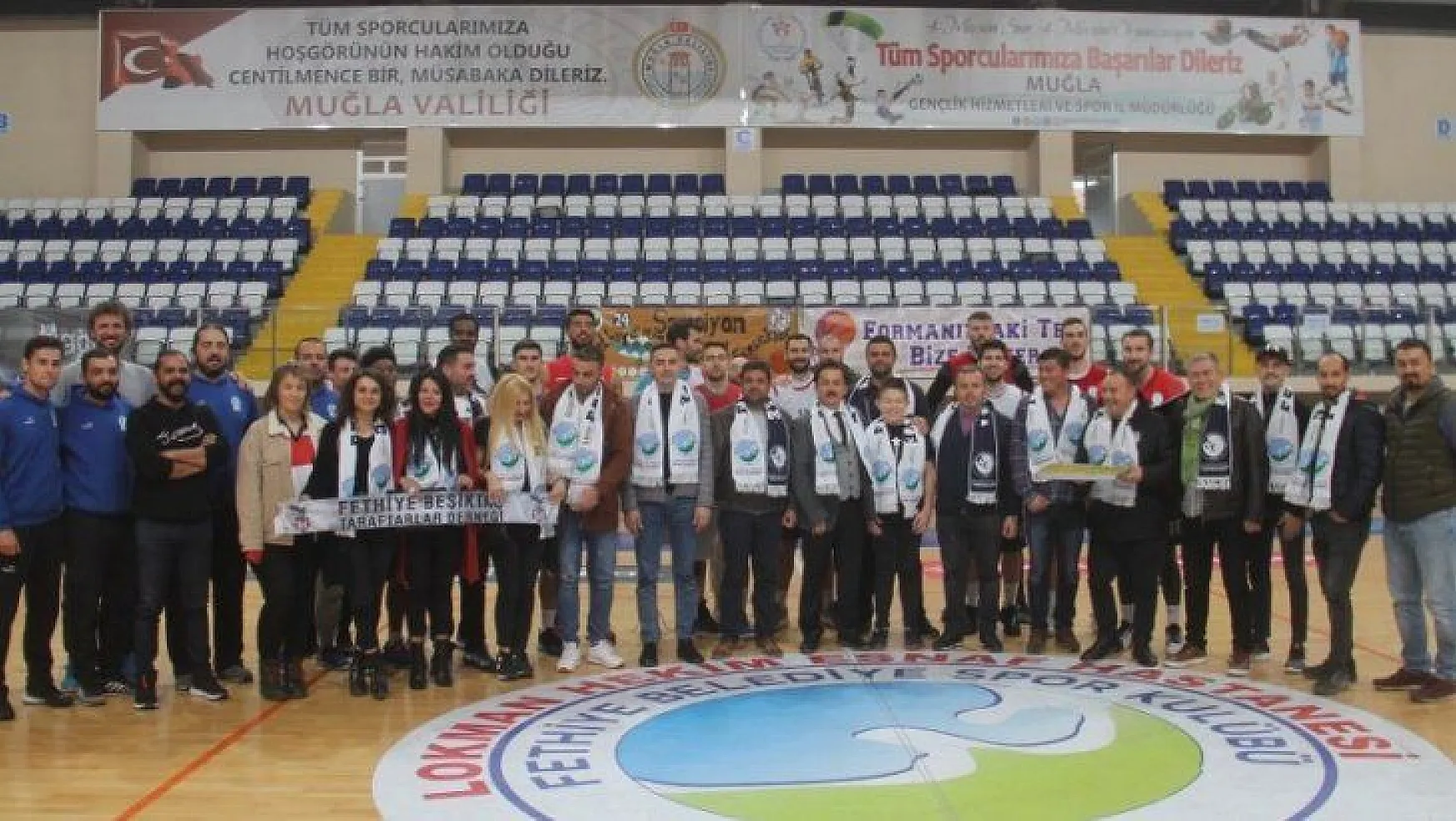 Beşiktaş taraftarlarından atkı kampanyasına destek 