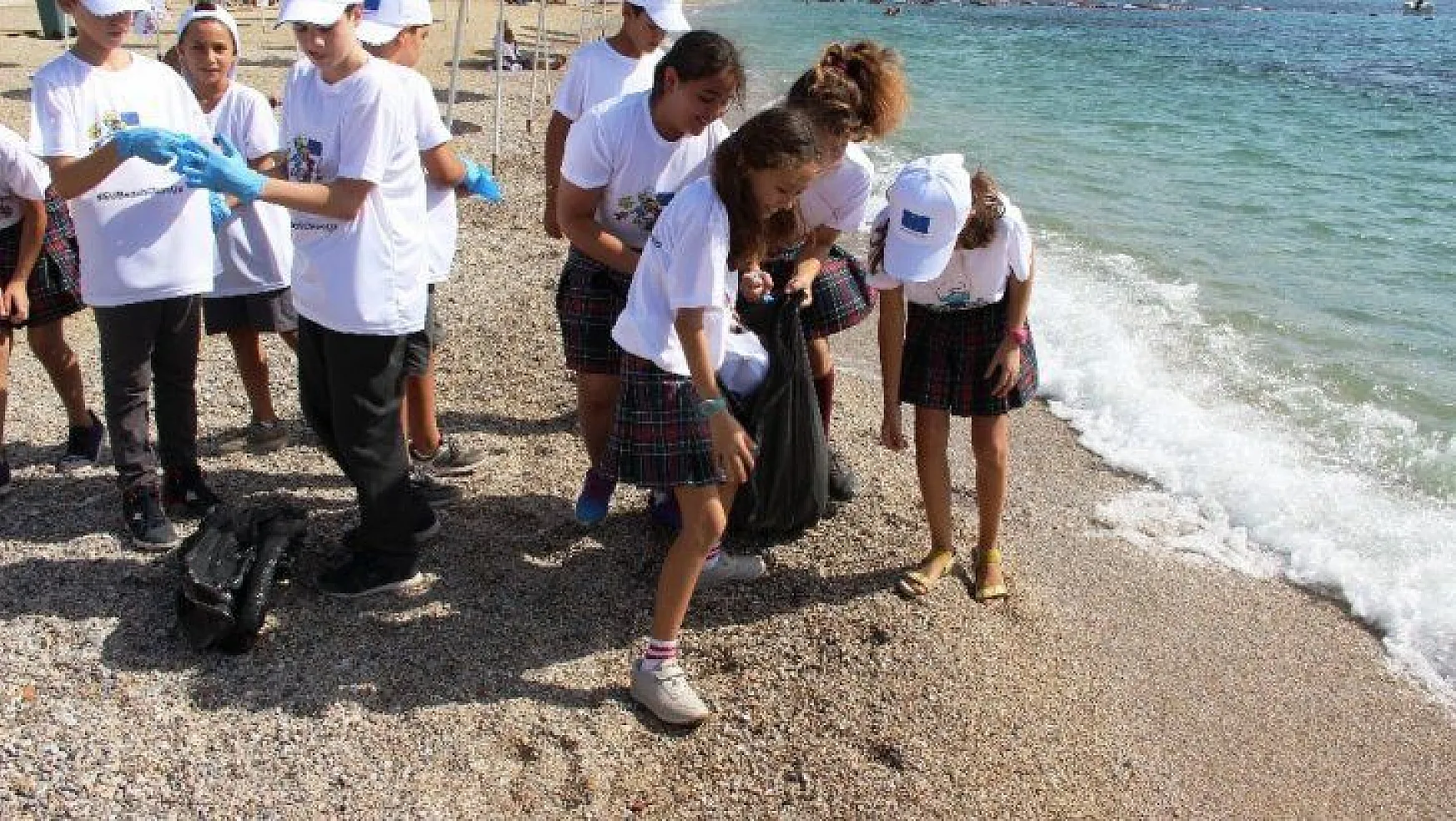 Bodrum'a plaj temizliği için gelen AB delegasyonu tertemiz plajlarda temizlik değil gövde gösterisi yaptı
