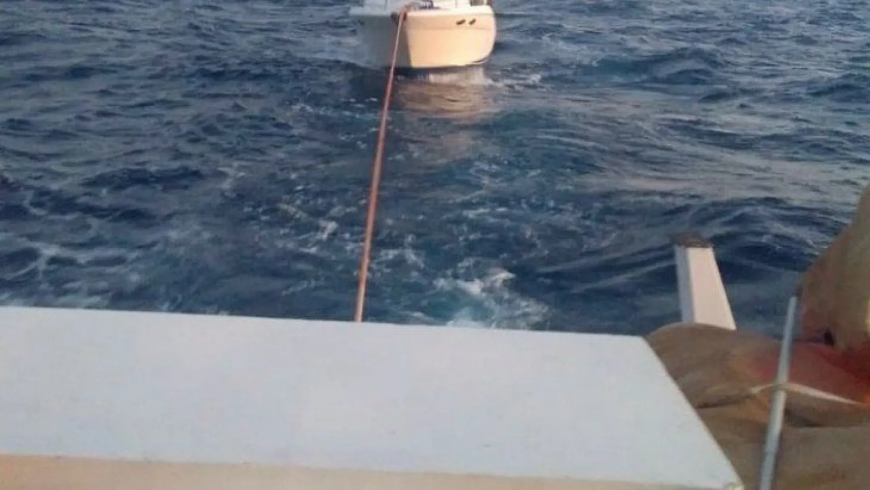 Bodrum açıklarında sürüklenen tekne kurtarıldı