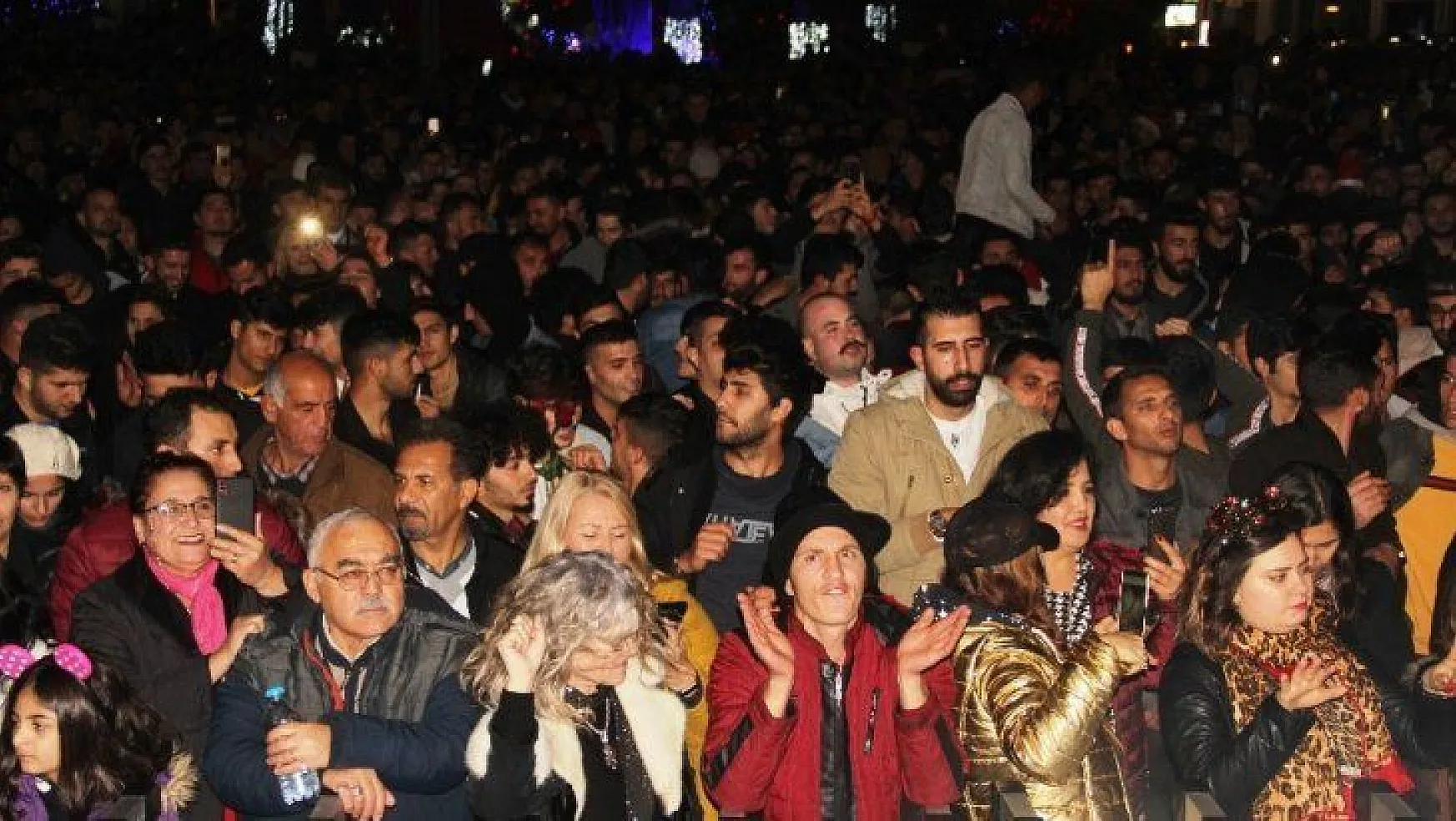 Bodrum'da binlerce kişi yeni yılı coşkuyla kutladı