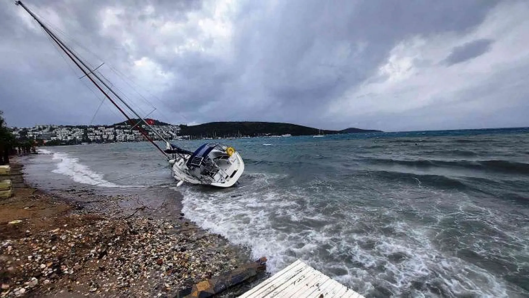 Bodrum'da fırtınanın saatteki hızı 70 kilometreye ulaştı dalgalar sahilleri dövdü, bir tekne sahile vurdu