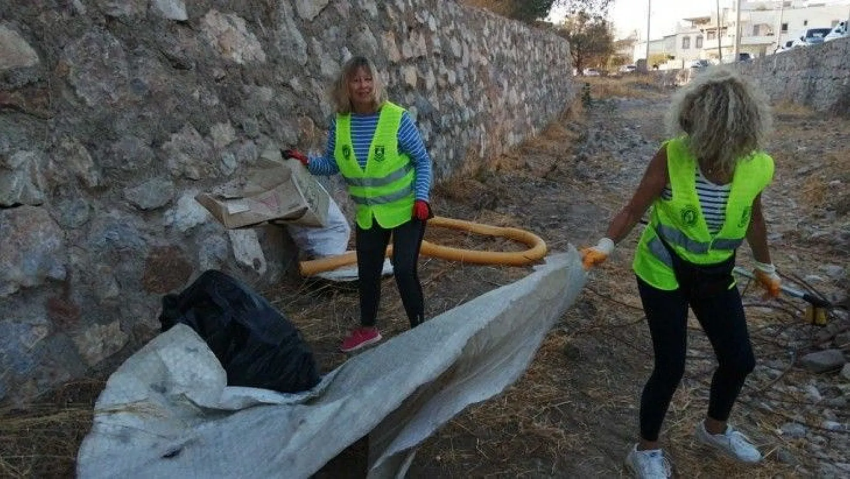 Bodrum'da gönüllüler ve belediye ekipleri temizlik çalışmalarına devam ediyor