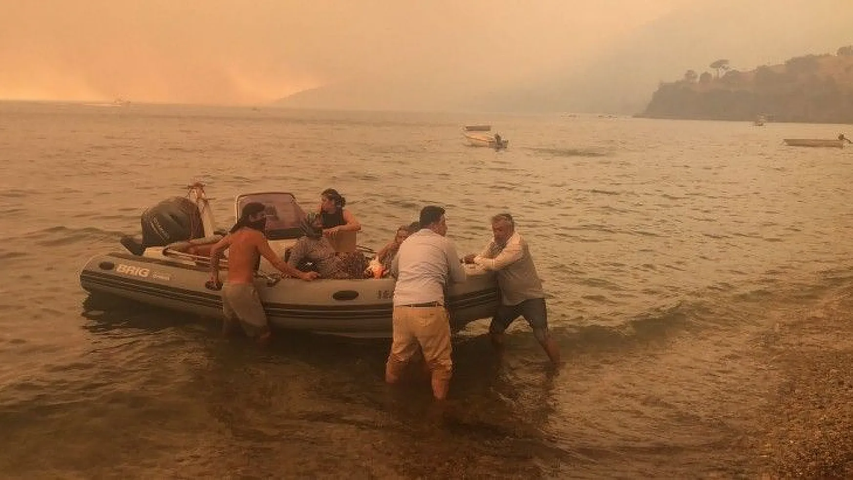 Botlar, tekneler seferber oldu, mahalleli yangından kurtarılıyor