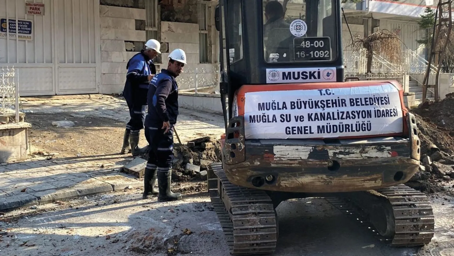 Büyükşehir belediyesi, deprem bölgesinde çalışmaya devam ediyor
