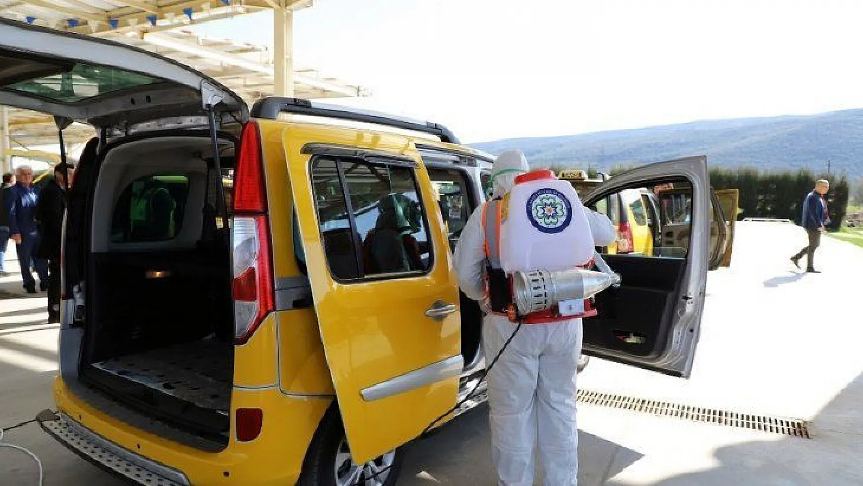 Büyükşehir taksileri dezenfekte etti