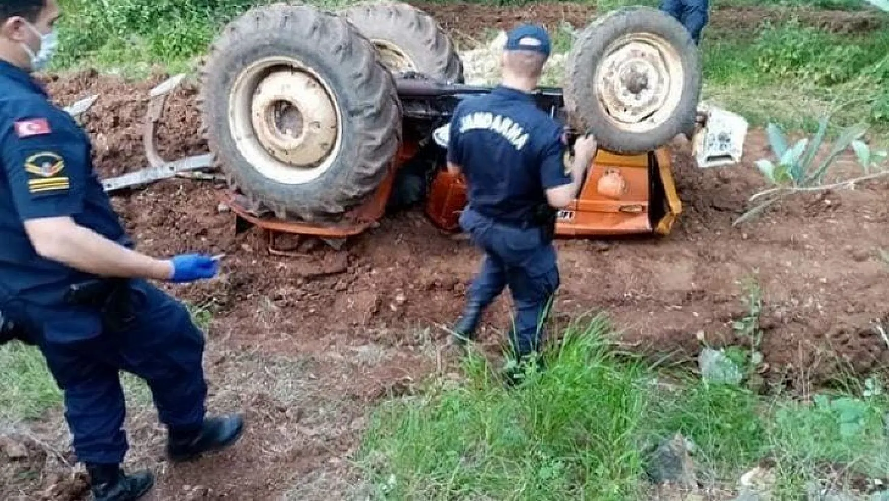 Çalışırken devrilen traktörün altında çiftçi hayatını kaybetti