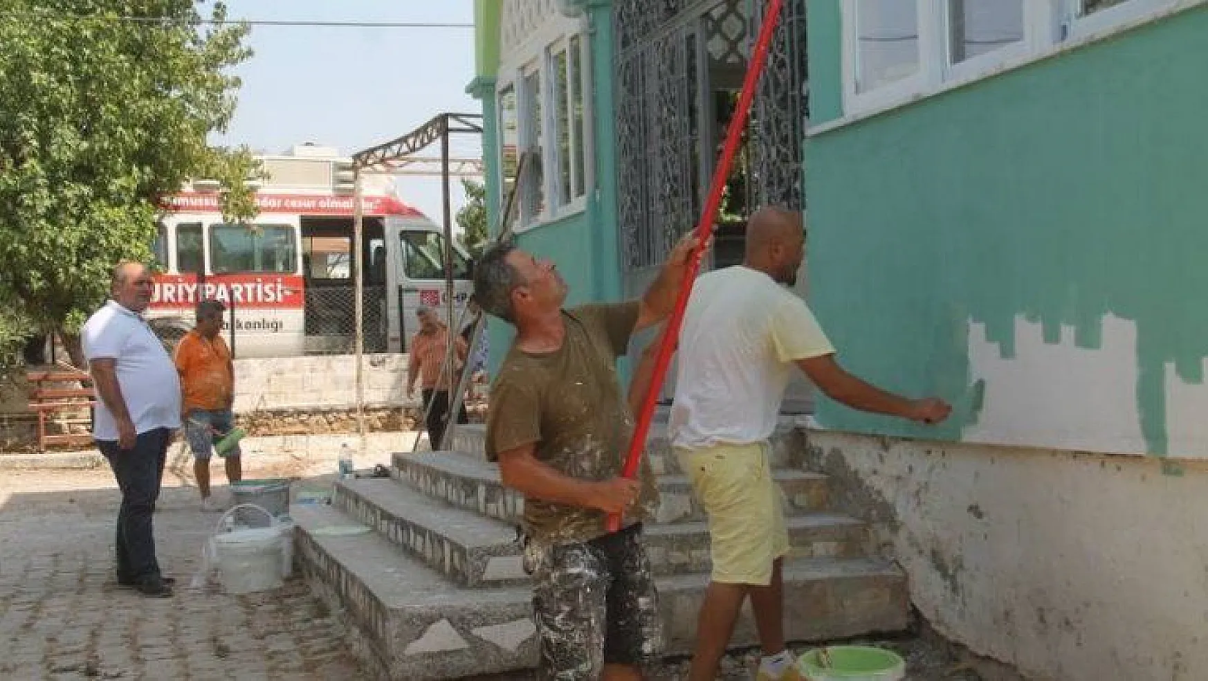 CHP Fethiye Mustafa Dal Camii'ni boyatıyor
