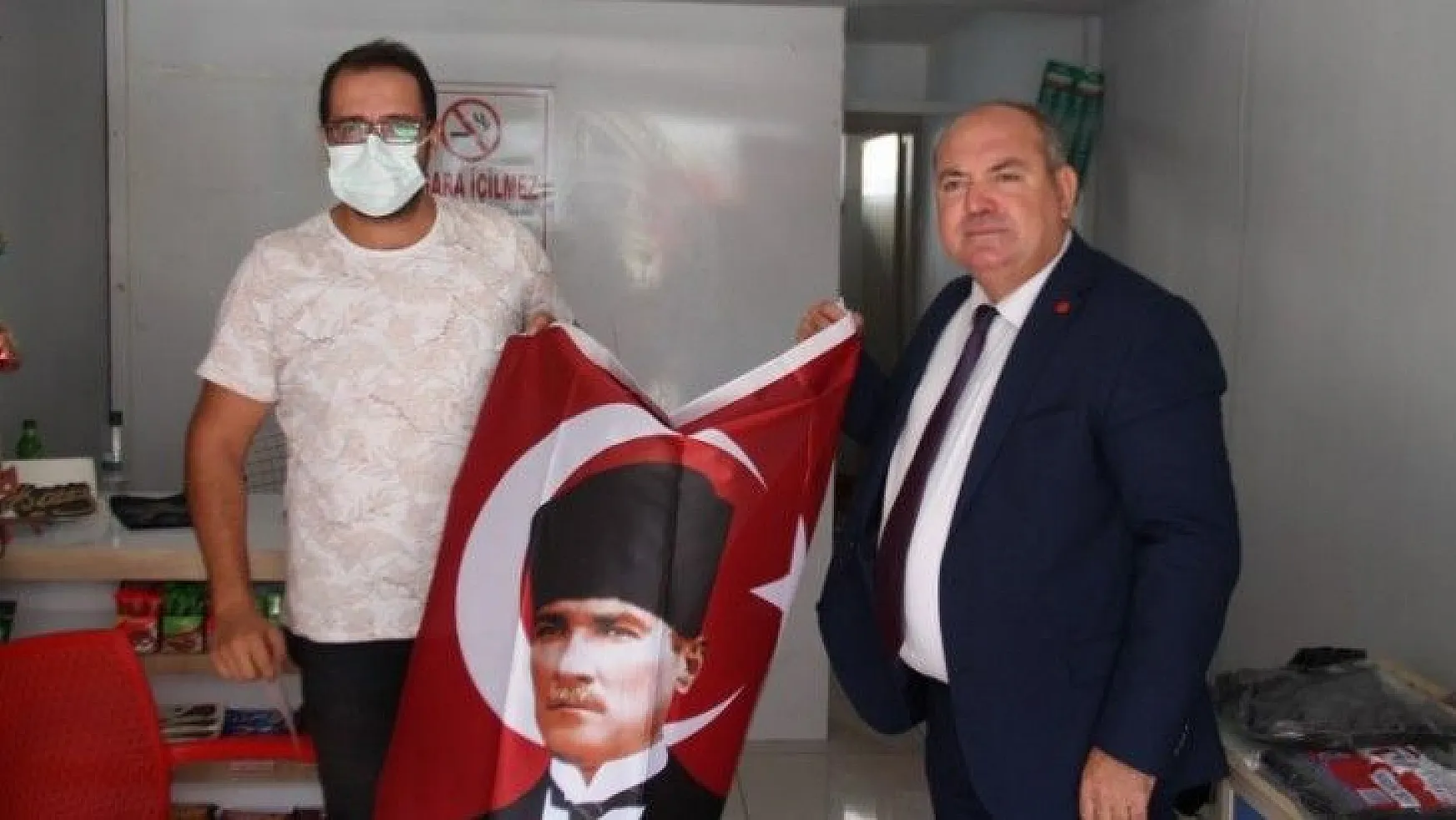 CHP'li Başkanlar Fethiye esnafına Türk Bayrağı dağıttı