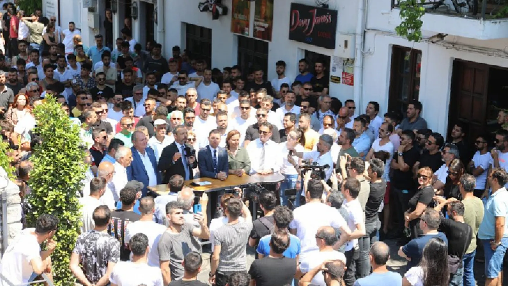 CHP'li Erbay: 'Turistlere gece 1'de otele geri dönün diyemeyiz'