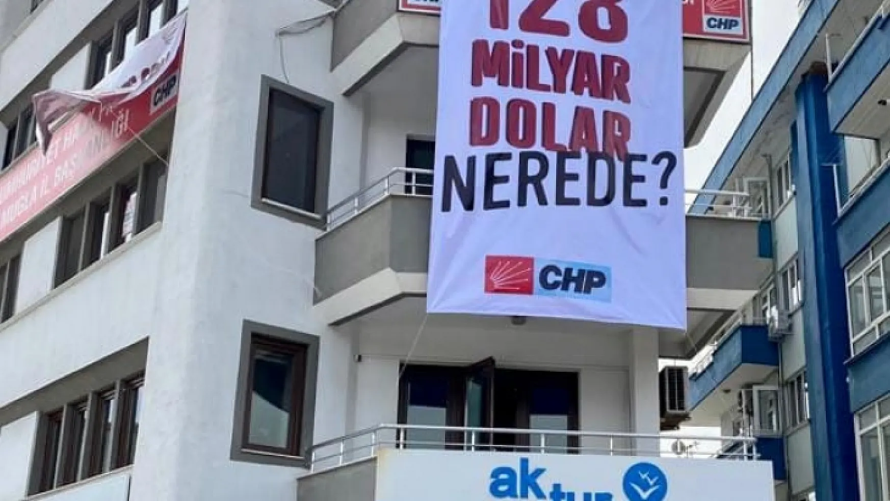 CHP Muğla İl Binasındaki '128 milyar dolar nerede?' yazılı afiş kaldırıldı
